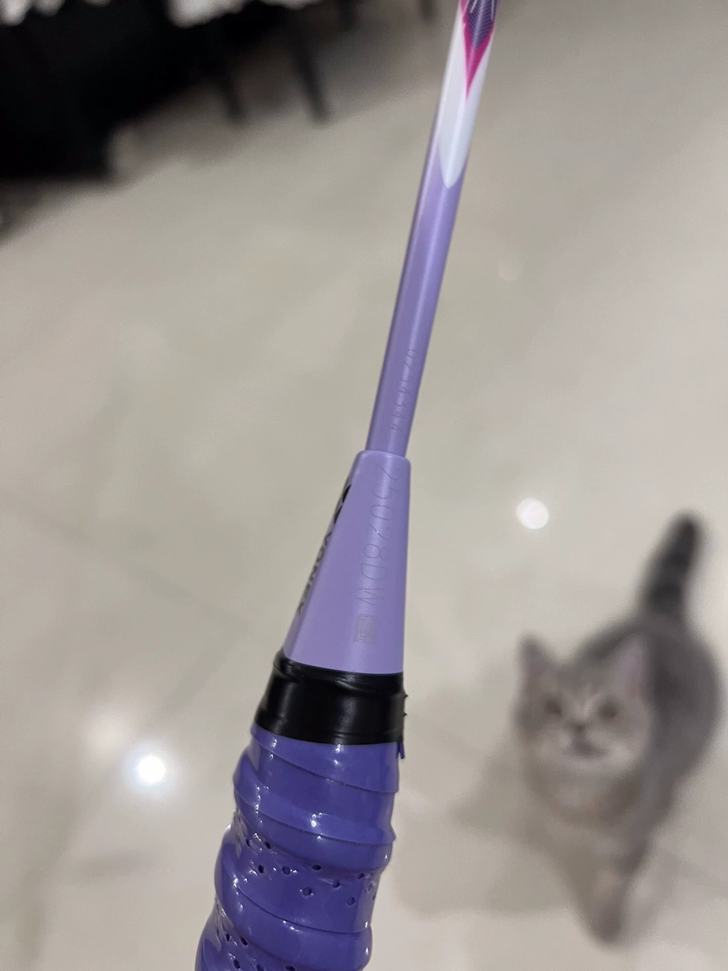 个人转让！全新未拆封尤尼克斯超轻羽毛球拍 本人银行老阿姨一枚，秋季我行运动会发的羽毛球拍，体育用品实体店560一副购买的，一粉一紫。 参数：球拍4u，全碳素，拉